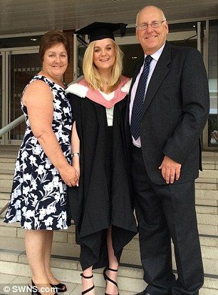 Charlotte Foster, pictured with parents Cecilia and Stephen at her graduation, died from a blood clot caused by the Pill Kate Hudson Dress, Pregnancy Chart, Graduation Pictures High School, Graduation Dress College, Healthy Woman, Pregnancy Videos, College Graduation Photoshoot, Teenage Pregnancy, Pregnancy Art