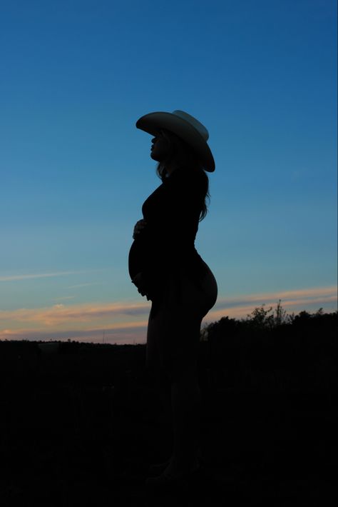 2 Month Pregnant, Maturity Pictures, Maternity Photo Shoot Themes, Boy Maternity Pictures, May Maternity Photos, Outdoor Maternity Photography Ideas, Maternity Picture Poses Single, Pregnant Wallpaper, Maternity Outfits Western