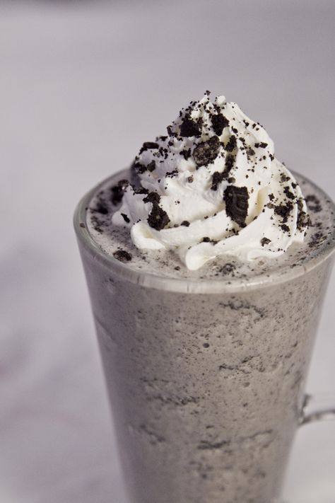 Yummy Cookies and Cream Milkshake! Milkshake Cookies And Cream, Cookie And Cream Milkshake, Cookies And Cream Milkshake, Big Snacks, Cream Aesthetic, Milkshake Recipes, Food Therapy, Food Displays, Dessert Lover