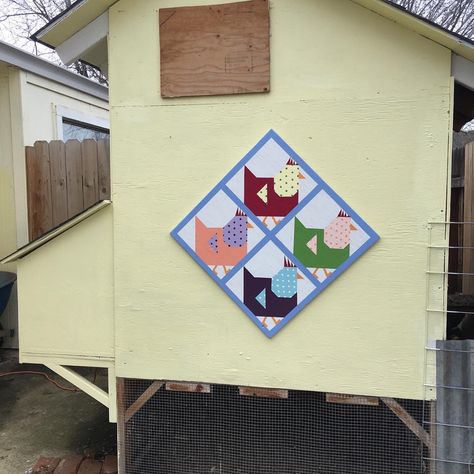 Chicken Barn Quilt Patterns, Chicken Barn Quilt, Chicken Barn, Chicken Quilt, Goat Barn, Acrylic Art Projects, Painted Barn Quilts, Barn Quilt Designs, Barn Board