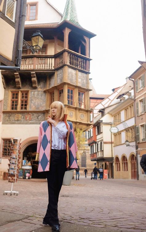 Hakken 八犬 on Twitter: "ハウルの動く城 Howl’s Moving Castle ———— Having a photoshoot for Howl in Colmar, where the idea of the town in Howl’s Moving Castle is based on was something I could only achieve in my dream back then, and today it feels like a dream come true.  Photographer TARO… https://t.co/LET7RwYmkr" Howls Moving Castle Cosplay, Howl Jenkins, Howl's Moving Castle Howl, Hakken Ryou, Howl Pendragon, 하울의 움직이는 성, Personajes Studio Ghibli, Howl And Sophie, Studio Ghibli Movies