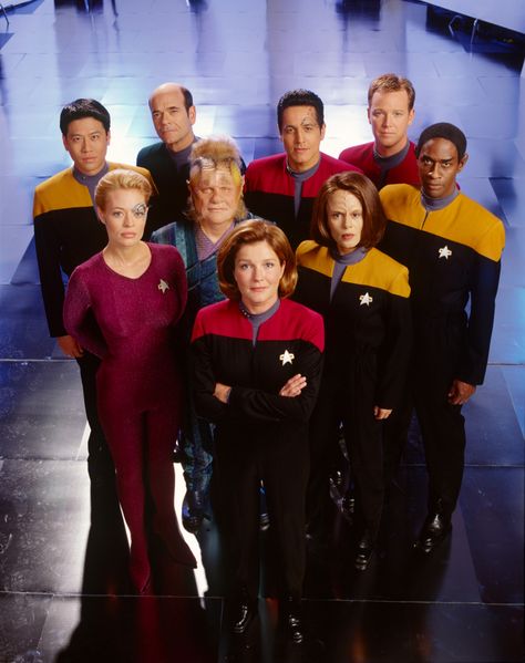 “Star Trek: Voyager” slipstreams into its silver anniversary... Star Trek: Voyager, Roxann Dawson, Robert Picardo, Robert Beltran, Star Trek Borg, Star Trek Tv Series, Star Trek Uniforms, Captain Janeway, Star Trek Cast