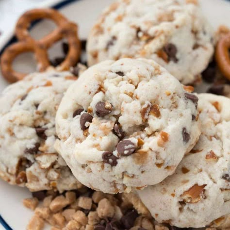 Pretzel Toffee Shortbread cookies: a fun variation on an old favorite. Toffee Shortbread Cookies, Cookies Pretzel, Toffee Shortbread, Easy Shortbread Cookie Recipe, Chocolate Snickerdoodles, Homemade Shortbread, Pretzel Toffee, Toffee Chocolate, Chocolate Chip Shortbread Cookies