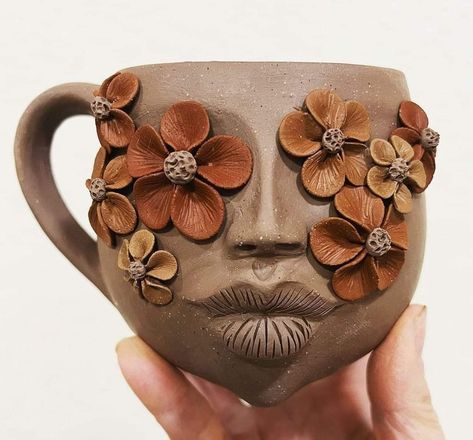 Face Pinch Pot, Pottery Sculpture Ideas Creative, Pinch Pot Mugs Ideas, Pinch Pot Ideas, Art Igcse, Sculpture Art Clay, Cerámica Ideas, Tanah Liat, Creative Coffee