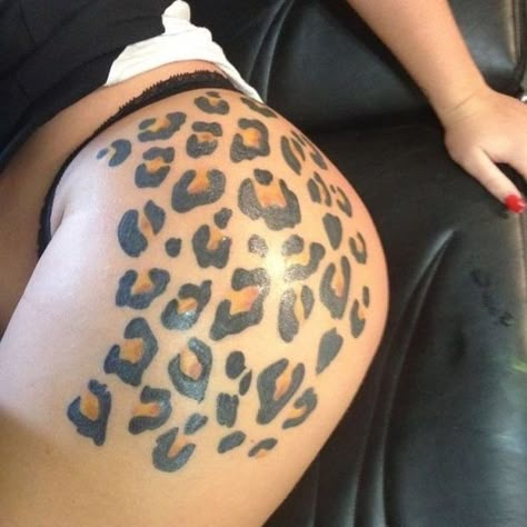 Cheetah Print Tattoos, Leopard Print Tattoos, Cheetah Tattoo, Hip Tattoo Designs, Side Thigh Tattoos, Cute Thigh Tattoos, Leopard Tattoos, Muster Tattoos, Inspiration Tattoos