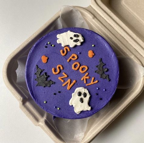 Halloween Dessert Aesthetic, Fall Birthday Cake Aesthetic, Halloween Baking Ideas Aesthetic, Birthday Cake Ideas Halloween, Halloween Cakes Aesthetic, Halloween Bento Cake Ideas, Aesthetic Halloween Desserts, Autumn Cake Aesthetic, Aesthetic Halloween Cake