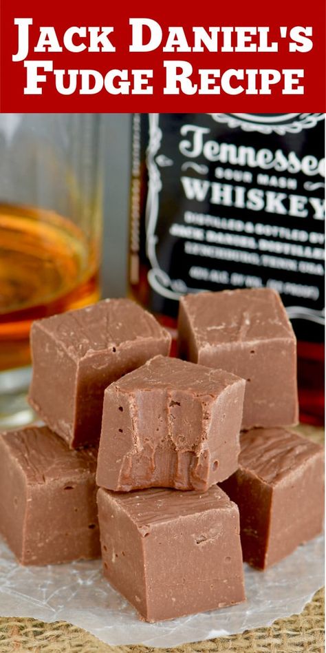 This Jack Daniel's Whiskey Fudge is your favorite liquor and chocolate COMBINED! Make this easy homemade fudge recipe with condensed milk in five minutes! It's so fast and delicious. You won't be able to eat just one piece. Boozy Fudge, Carmel Fudge, Whiskey Fudge, Fireball Fudge, Alcoholic Cupcakes, Red Wine Chocolate Cake, Baileys Fudge, Jack Daniels Fudge, Eggnog Fudge