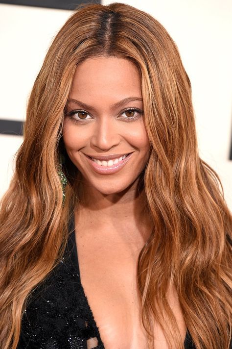 Pin for Later: See Every Rock-Star Beauty Moment From the 2015 Grammys Red Carpet Beyoncé Beyoncé kept her makeup subtle, choosing a shimmering champagne shadow and glittering nude lip gloss. Bronze Hair Color Copper, Brown Copper Hair, Beyonce Hair Color, Hair Color Copper, Bronze Hair Color, Beyonce Hair, Bronze Hair, Star Beauty, Brown Copper