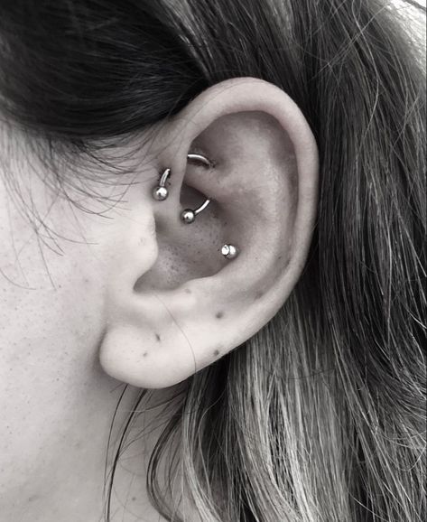 This piercing is a connected piercing with w horseshoe barbell Horseshoe Piercing Ears, Horseshoe Lip Piercing, Piercing Art, Orbital Piercing, Ear Lobe Piercings, Forward Helix Piercing, Piercing Inspo, Barbell Piercing, Dream List