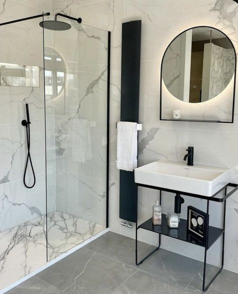 Small En Suite Shower Room, Black Marble Bathroom, Elegant Bathroom Design, Shower Modern, White Marble Bathrooms, Ensuite Shower Room, En Suite Shower Room, Bathroom Inspiration Modern, Bathroom Design Trends