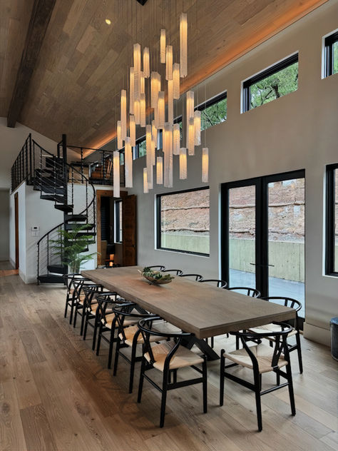 This Modern Lighting Chandelier is specially designed for High Ceiling Dining Room. With a versatile amount of Hanging Glass Pendant Light, it creates a Long Cascading chandelier, filling the space above your Dining Room area with beautiful art and glowing light. #HomeDecor #CustomLighting #StainedGlassLighting #CustomChandelier #HandMadeLighting #DiningRoomLighting #DiningRoomDecor #ModernLighting #ModernDesign #LightingDesign #LuxuryDiningRoom #GlassArtLighting #ShimalePeleg Multi Light Chandelier Dining Room, Long Table Lighting, Chandelier Vaulted Ceiling Dining Room, Vaulted Ceiling Chandelier Dining, Moody Modern Dining Room, High Ceiling Dining Room Lighting, Fun Light Fixtures, Unique Chandeliers Dining Room, Dining Room High Ceiling