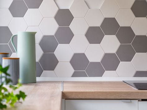 This Modern Tile Trend Has Pinterest Divided | What do you think of this unique technique for transitioning between two materials? Hexagon Tile Backsplash Kitchen, Hexagon Kitchen Backsplash, Hexagon Tile Kitchen, Honeycomb Backsplash, Kitchen Backsplash Trends, Hexagon Backsplash, Unique Kitchen Backsplash, Mosaic Tile Backsplash, Wall Texture Design