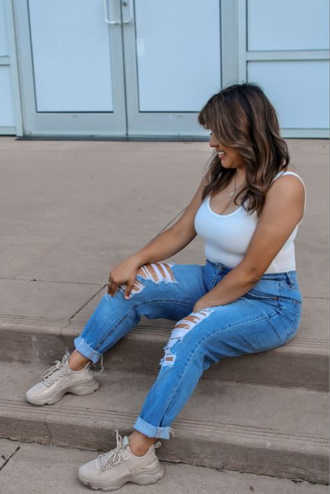 Steve Madden Shoes Outfit Sneakers, Tan Sneakers Outfit Summer, How To Style Steve Madden Sneakers, Steve Madden Maxima Outfit, Steve Madden Sneakers Outfit Casual, Steve Madden Tennis Shoes Outfit, Outfits With Steve Madden Sneakers, Nude Sneakers Outfit, Steve Madden Shoes Outfit