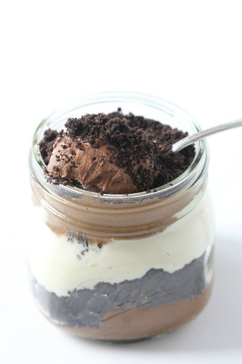 Dirt Cakes, Oreo Dirt Cake, Oreo Dirt, Mason Jar Desserts, Dirt Cake, Cake In A Jar, Gummy Worms, Meals In A Jar, Camping Food