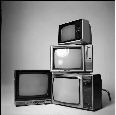 Old Tvs Stacked Aesthetic, Cracked Tv, Christus Tattoo, Tv Aesthetic, Telephone Design, Informative Videos, Gfx Design, Tv Vintage, Graphic Design Lessons