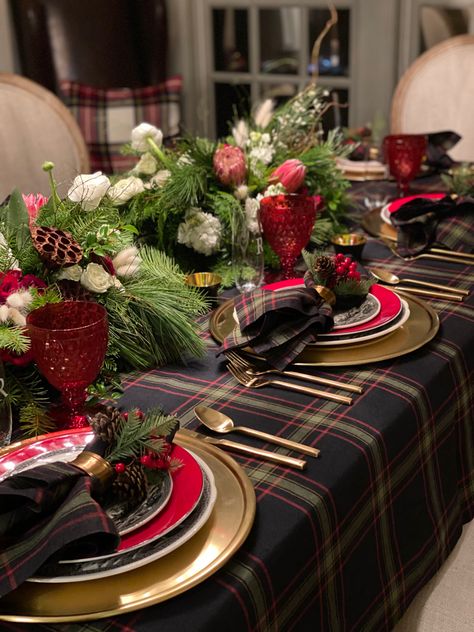 Spode Heritage Black, Villeroy & Boch Boston Red, Libeco Home Linens Tartan Christmas, Christmas Tabletop, Holiday Tablescapes, Beautiful Table Settings, Pretty Tables, Christmas Tablescapes, Christmas Dining, Christmas Table Settings, Noel Christmas