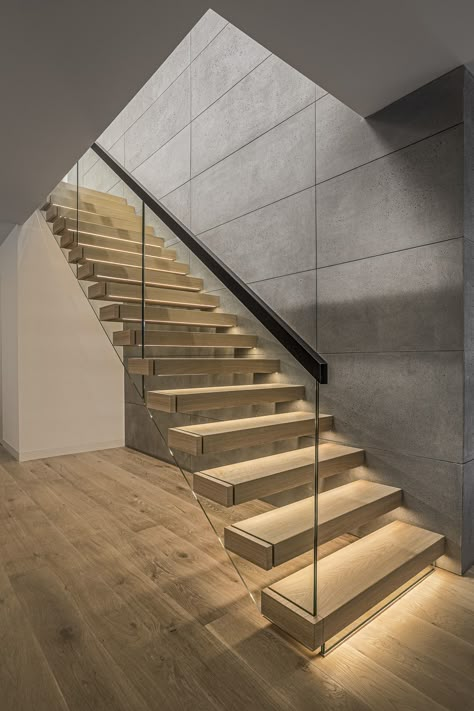 This #straight-flight #staircase made of #patinated #oak is located in a #residentialbuilding in #Poland. These #stairs are characterised by their unmistakable attachment to the #wall and match the currently very #popular #Bauhaus-style #architecture. The #glass #railing impresses with its #purist #aesthetics and is complemented by a #stainlesssteel #handrail. With their lightweight construction, #cantileverstaircases offer completely new #architectural possibilities in #staircaseconstruction. Wooden Staircase Railing, Cantilever Stairs, Oak Handrail, Beautiful Stairs, House Staircase, Glass Stairs, Glass Staircase, Stairs Design Modern, Floating Stairs