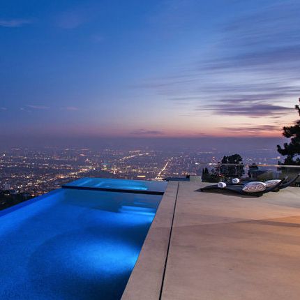 Infinity pool and spa at this spectacular mansion in the exclusive Bird Streets of Los Angeles. Credit: Agents Josh Altman and Matt Altman Hollywood Hills Aesthetic, Los Angeles Penthouse, Hollywood House, Penthouse Luxury, Mansion Aesthetic, Penthouse View, Mountain Villa, Los Angeles Aesthetic, Pool At Night