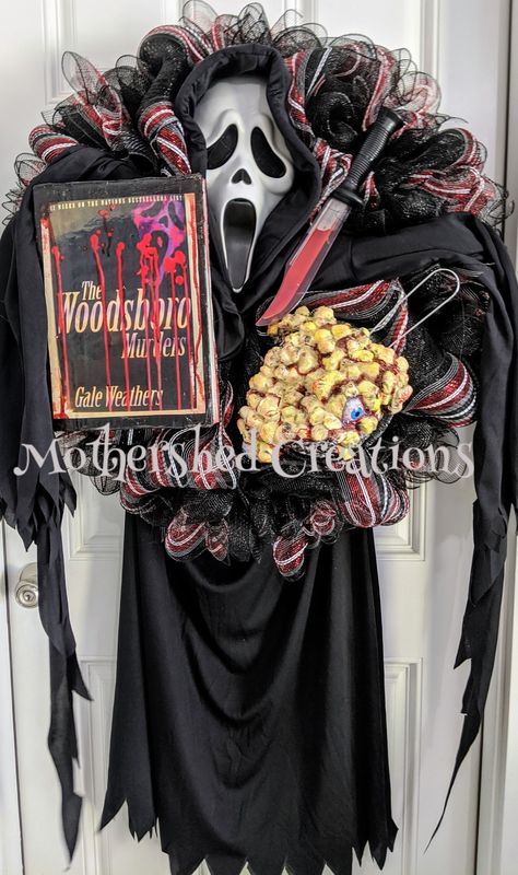 Scream Wreath Halloween, Scream Wreath, Halloween Centerpieces, Themed Wreaths, Horror Crafts, Movie Crafts, Halloween Door Wreaths, Scary Christmas, Holiday Wreaths Diy