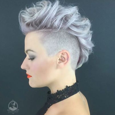 Curly Funky Ash Blonde Mohawk For Girls Girl Mohawk, Mohawk Hairstyles For Women, Mohawk Haircut, Curly Mohawk, Mohawk Styles, Grey Eyeshadow, Orange Lips, Asymmetrical Hairstyles, Mohawk Hairstyles