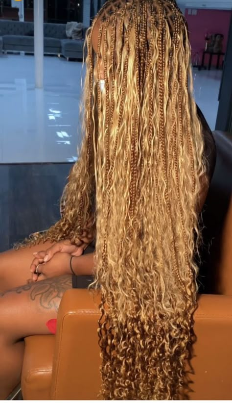 Blonde Braids Goddess, Honey Blonde Boho Braids Black Women, Honey Blonde Protective Styles, Honey Blonde Goddess Knotless Braids, Honey Brown And Blonde Braids, Blonde Brown Boho Knotless Braids, Honey Box Braids, Gold Goddess Braids, Honey Brown Goddess Braids