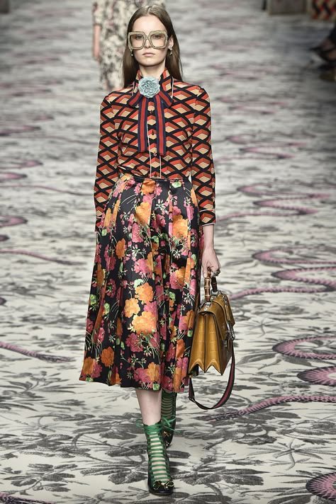 Re-Creating New Runway Looks With Only Old Stuff #refinery29  http://www.refinery29.com/gucci-vintage#slide-15  Gucci mixed wallpaper floral prints with gorgeous geometric patterns.... Pattern Clashing, Maximalist Outfits, Gucci Pattern, Gucci Runway, Extreme Fashion, Pattern Outfits, Mixing Patterns, Maximalist Style, Mixed Prints