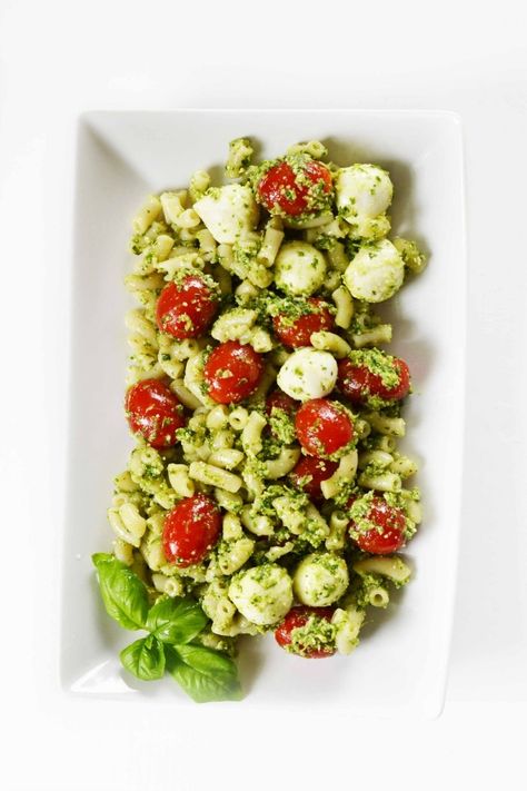 Pesto Caprese Macaroni Salad Pesto Macaroni Salad, Pesto Macaroni, Summer Pasta Salad Recipes, Pesto Salad, Pesto Pasta Recipes, Types Of Salad, Caprese Pasta, Pasta Salad Recipe, Summer Pasta Salad