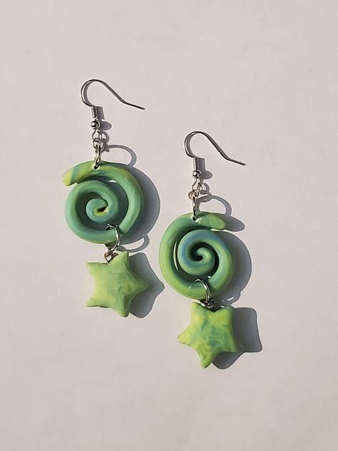 5-Star Spiral Earrings Check more at https://howcandothis.com/diyideas/5-star-spiral-earrings/ Earing From Clay, Weird Polymer Clay Earrings, Star Polymer Clay Earrings, Star Clay Earrings, Clay Art Earrings, Diy Earrings Clay, Goofy Earrings, Clay Accessories, Cool Earrings