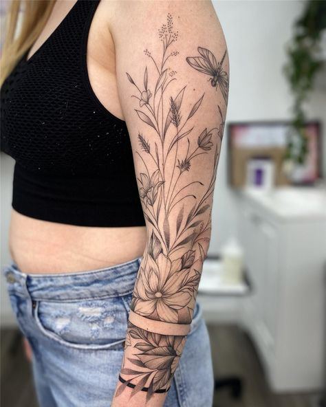 Cool Sleeve Tattoos, Strong Woman Tattoos, Tattoo For Boyfriend, Tato Minimal, Christian Sleeve Tattoo, Wildflower Tattoo, Small Pretty Tattoos, Back Of Shoulder Tattoo, Vine Tattoos