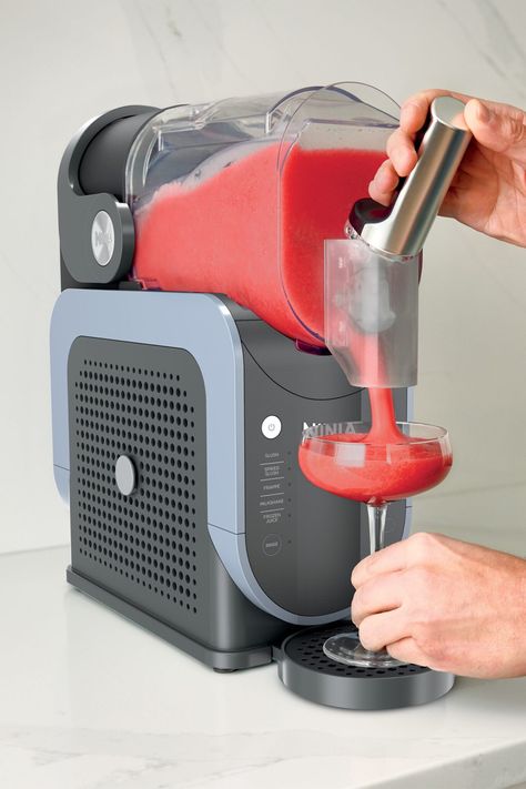 This professional frozen drink maker rapidly makes slushies, daiquiris, margaritas, milkshakes, and so much more in under 60 minutes without using any ice. Frozen Drink Makers, Smoothie Machine, Frozen Drink Machine, Slushie Machine, Slush Machine, Frozen Juice, Frozen Drink, Frozen Margaritas, Drinks Machine