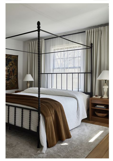 Four Poster Bed Bedroom Ideas, New England Guest Bedroom, Traditional Modern Design, Simple Classic Bedroom, Beds In Front Of Windows, Old Sunroom, Modern Colonial Bedroom, Four Poster Bedroom Ideas, Bed In Front Of Window