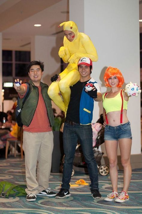 Pokemon Cosplay done kind of right. This makes me uncomfortable. Cosplay Pokemon, Group Cosplay, Gijinka Pokemon, Funny Cosplay, Pokemon Cosplay, Epic Cosplay, Pokemon Memes, Group Costumes, 웃긴 사진