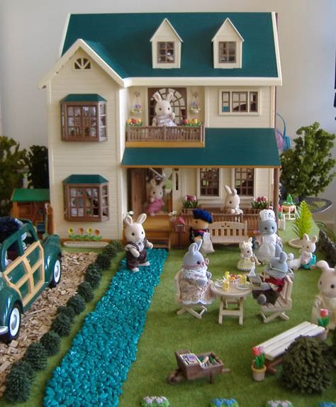 The House on the Hill - Cherrybrook Village.... A Sylvanian Families Fan Site Sylvanian Families House, Lps Crafts, Dollhouse Design, House On The Hill, Calico Critters Families, Cute Little Houses, Family Diy, Calico Critters, Sylvanian Families