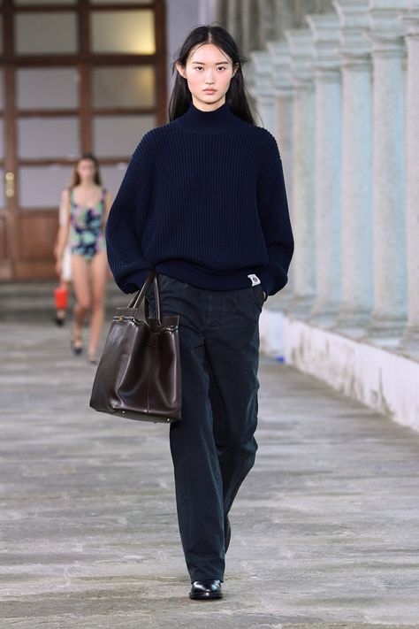 Bally RTW Spring 2024 Fw 2024 Runway, Winter Fashion Runway, Ss24 Fashion Trends, Normcore Style, Fashion Study, Street Style Outfits Casual, 2024 Goals, Outfits Retro, Mom Fashion