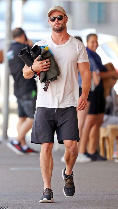 Big Legs Outfit, Christopher Hemsworth, Legs Outfit, Chris Hemsworth Thor, Marvel Cast, Big Legs, Dream Man, Dad Fashion, Men's Outfits