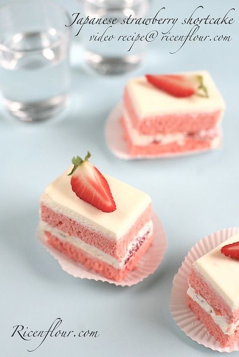 Strawberry Cake Aesthetic, Cake Recipe Strawberry, Japanese Strawberry Shortcake, Shortcake Recipes, Strawberry Cake Decorations, Japanese Bakery, Strawberry Cake Recipe, Strawberry Shortcake Recipe, Recipe Strawberry