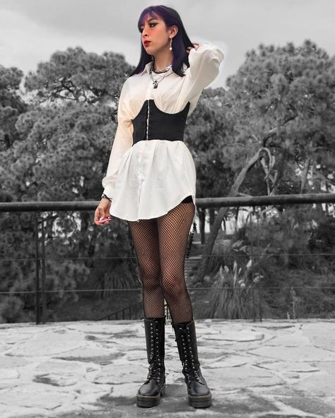 Strawberry🍓 on Instagram: “Yey or Nay?⛓ Vestido: @bellisiam.mx Uñas: @mambanegranails . . . Cinturilla: @ohhshit.tienda Medias: @atole_de_menta Botas:…” Corset Over Shirt Outfits, Corset Fashion Outfits, White Shirt Outfits, Become A Fashion Designer, Corset Outfit, Mommy Outfits, Corset Fashion, Fall Fashion Outfits, Teenage Fashion Outfits