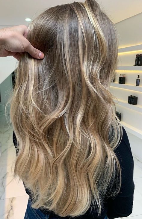 Shoulder Length Hair Cuts With Layers, Shorter Layered Haircuts, Old Money Blonde, Long Hair Layers, Money Hair, Hairstyles For All Hair Types, Brunette Hair With Highlights, Honey Blonde Hair, Blonde Hair Inspiration