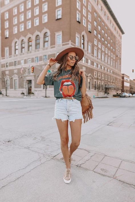 Graphic Tee Outfit Women, Graphic Tee Outfit Street Style, Aesthetic Kiss, Graphic Tshirt Outfit, Kiss Graphic, Graphic Tees Street Style, Graphic Tee Outfit, Tee Outfits, Outfit Baddie