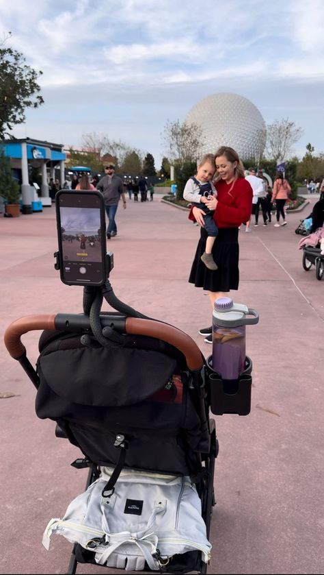 Disney Family Photo Hack - Domestically Blissful Disney With Baby, Domestically Blissful, Best Souvenirs, Trip To Disney World, Paris Family, Photo Hacks, Disneyland Photos, Disney Photo Ideas, Disney With A Toddler