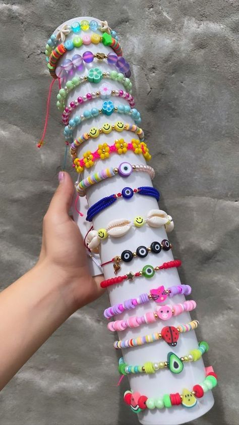 Make Clay Beads, Clay Bead Necklace, Preppy Bracelets, Bracelet Craft Diy, Bead Charms Diy, Diy Bracelets Patterns, Diy Bracelet Designs, Beads Bracelet Design, Handmade Jewelry Tutorials