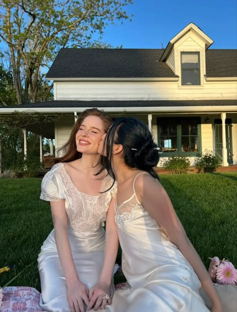 Fem Lesbian Wedding, Lesbian Engagement Party, Wlw Engagement Photos, Wlw Marriage, Wlw Photography, Wlw Wedding Aesthetic, Aesthetic Sapphic, Wlw Cottagecore, Fem Lesbian