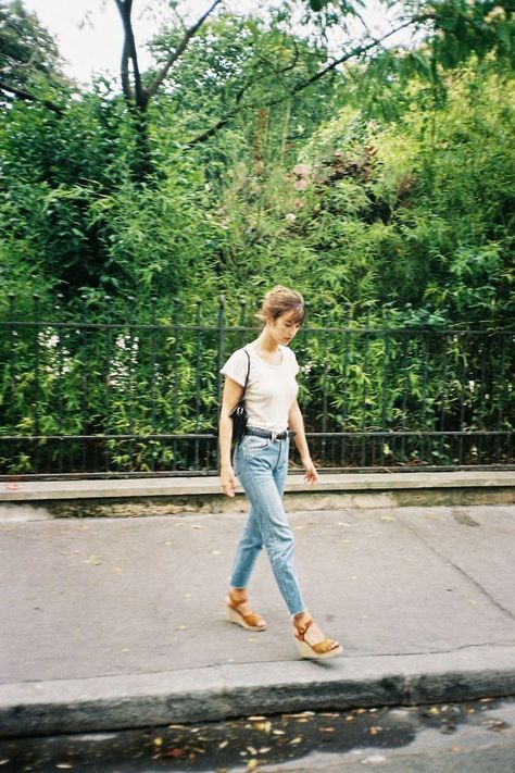 sandals + denim + white tee Jeanne Damas Style, Belted Jeans, Parisian Street, Visual Notes, Jeanne Damas, Street Style Parisian, Moda Paris, Mode Casual, Sandal Heels