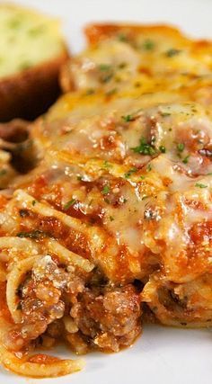 The Best Baked Spaghetti ~ So good and super easy to make Best Baked Spaghetti, Gf Pasta, Baked Spaghetti Recipe, Resep Pasta, Dinner Pasta, Spaghetti Dinner, Spaghetti Casserole, Plain Chicken, Recipes Delicious