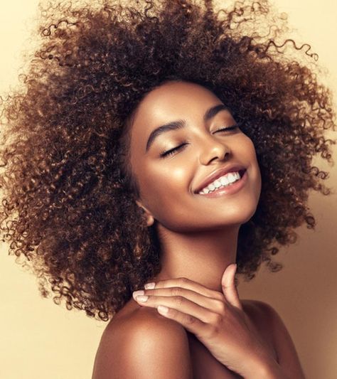 8 Effective Ways to Keep 4C Hair Moisturized Scrunched Hair, Curl Mousse, Dunner Wordend Haar, Pelo Afro, 4c Hair, Defined Curls, Types Of Curls, 4c Hairstyles, Creative Hairstyles