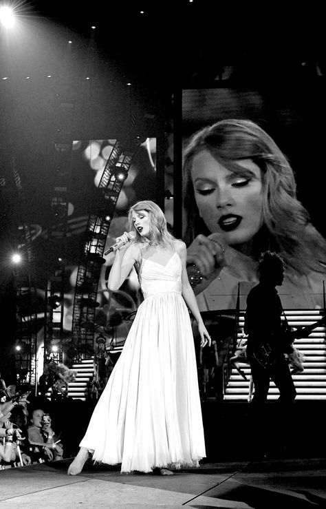 Taylor Swift Fotos, Miss Americana, Estilo Taylor Swift, Red Tour, Taylor Swift Posters, Swift Photo, Taylor Swift Videos, Red Taylor, Swift 3