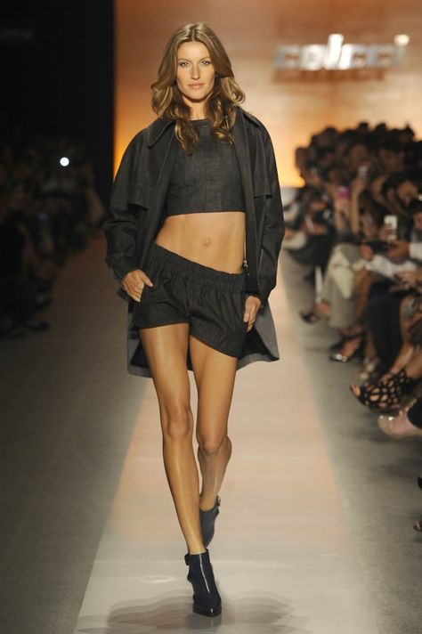 Gisele Bündchen on the Colcci Runway at São Paulo Fashion Week Winter 2014 Gisele Bundchen Style, Gisele B, Model Legs, Model Runway, Gisele Bündchen, Gisele Bundchen, Super Model, Model Life, Runway Models