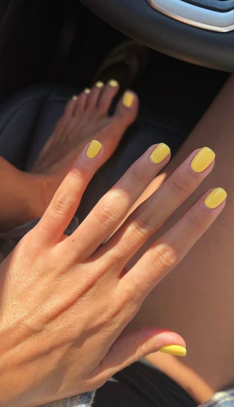 Yellow Manicure Ideas Summer, Short Natural Nails Summer, Yellow Nail Aesthetic, Short Nail Colors Summer, Short Sns Nails Summer, Summer Dip Nail 2024 Trends, Orange Mani Pedi, Yellow Shellac Nails, Manicure Short Nails Summer