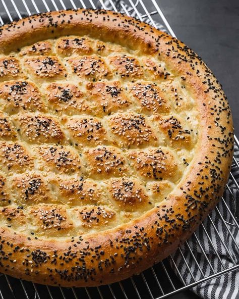 Turkish pide bread, or ramazan pidesi, is a traditional Turkish bread made with yeast. This soft, round bread is topped with sesame seeds. Shatta Recipe, Pide Bread, Iftar Recipe, Turkish Pide, Simple Baking Recipes, Ramadan Recipes Iftar, Turkish Bread, Hand Pies Savory, Round Bread