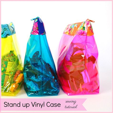 How to make vinyl zipper cases that stand up | SewHungryhippie Quilt Block Patterns Free, Vinyl Bag, Sewing Purses, Sewing Leather, Tote Pattern, Free Quilting, Clear Vinyl, Vinyl Projects, Sewing For Kids